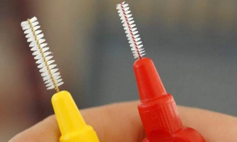 Arayüz Diş Fırçası Nedir, Nasıl Kullanılır?