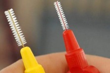 Arayüz Diş Fırçası Nedir, Nasıl Kullanılır?