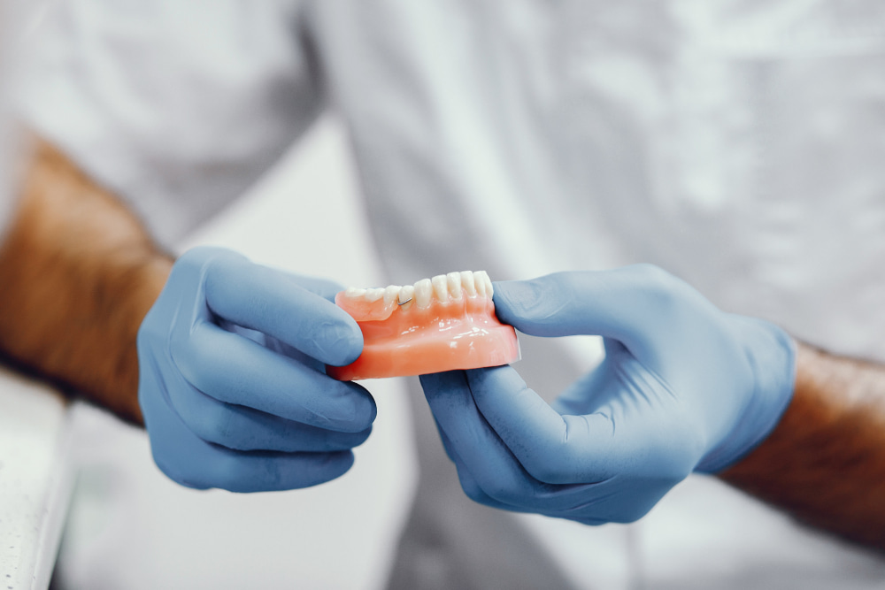 Protetik Diş Tedavisi Nedir, Nasıl Uygulanır?